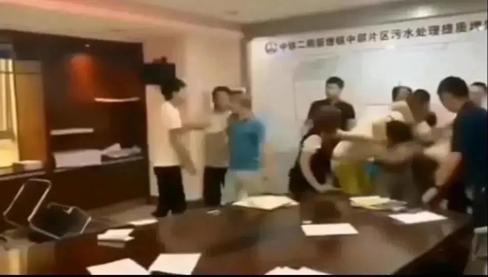 中铁二局阀门投标现场,报最低价者被“群揍”…咋回事?- 中铁二局阀门投标现场,报最低价者被“群揍”…咋回事?-